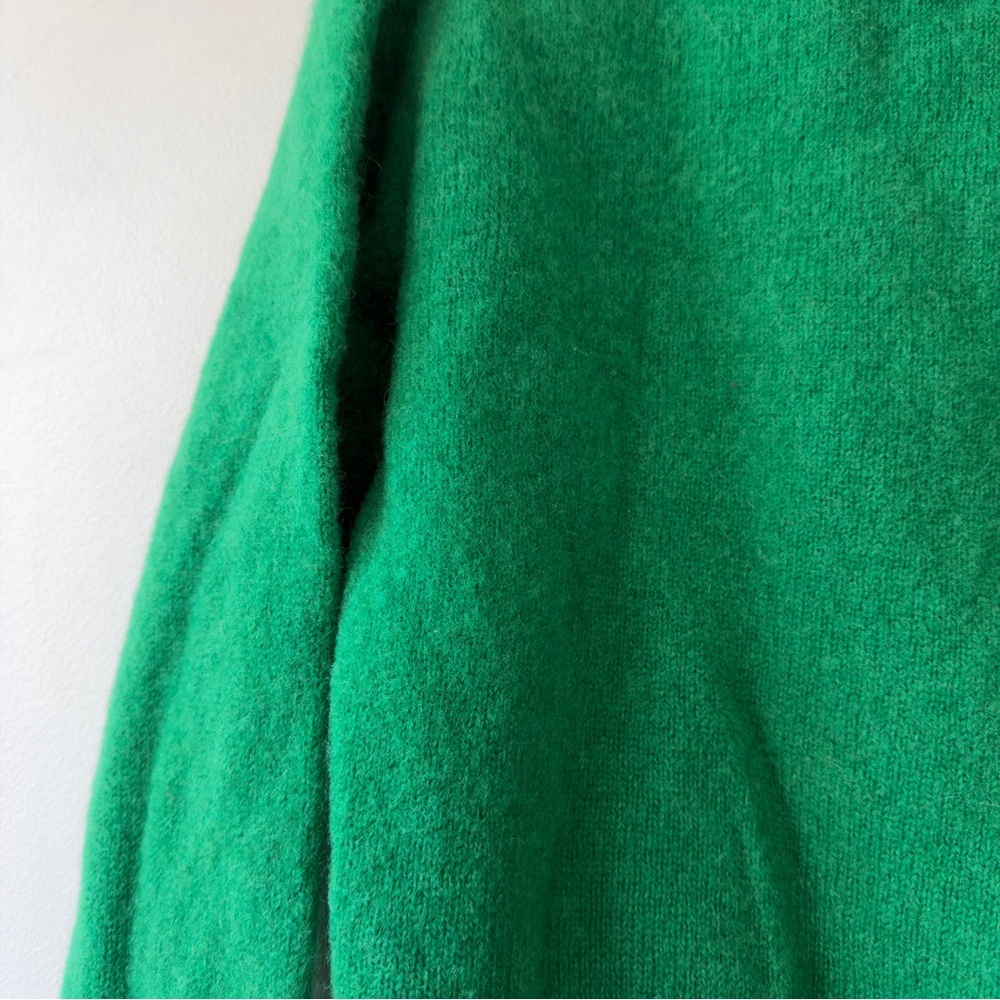100% WoolClassic Crewneck Sweater in Emerald Green - Lord Jeff - Picture 6 of 7